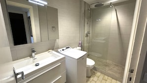 A modern bathroom with a glass-enclosed shower, a white sink, and a toilet. - Sea view apartment, private parking - 4 guests (Argelès-sur-Mer)