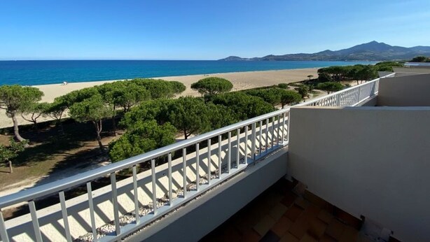 A balcony with a view of a beach and mountains. - Sea view apartment, private parking - 4 guests (Argelès-sur-Mer)