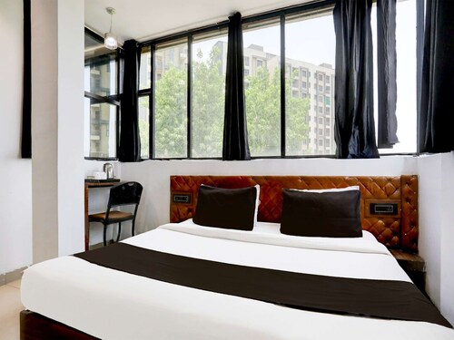 Deluxe Super Hotel O MP Nagar Near Rachna Tower