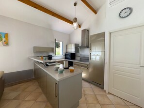 Fridge, microwave, oven, stovetop - House with private pool - 6 guests (Saint-Jean-de-Monts)