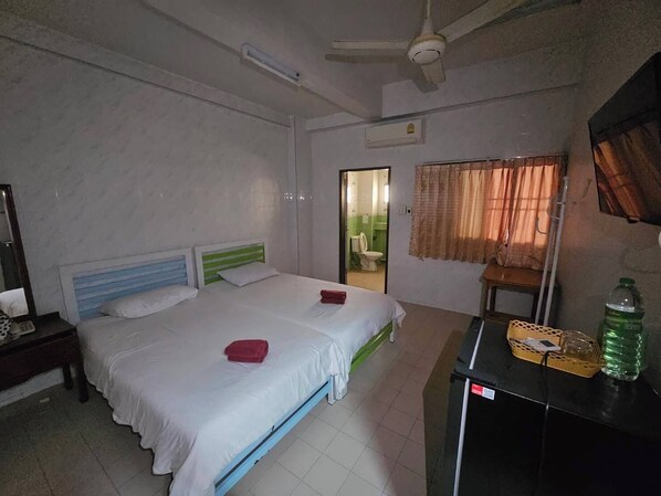 Chambre Simple, 1 grand lit 1 place, non-fumeurs, climatisation