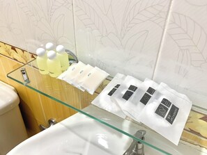 スタンダード シングルルーム セミダブルベッド 1 台 | バスルーム | シャワー、スリッパ