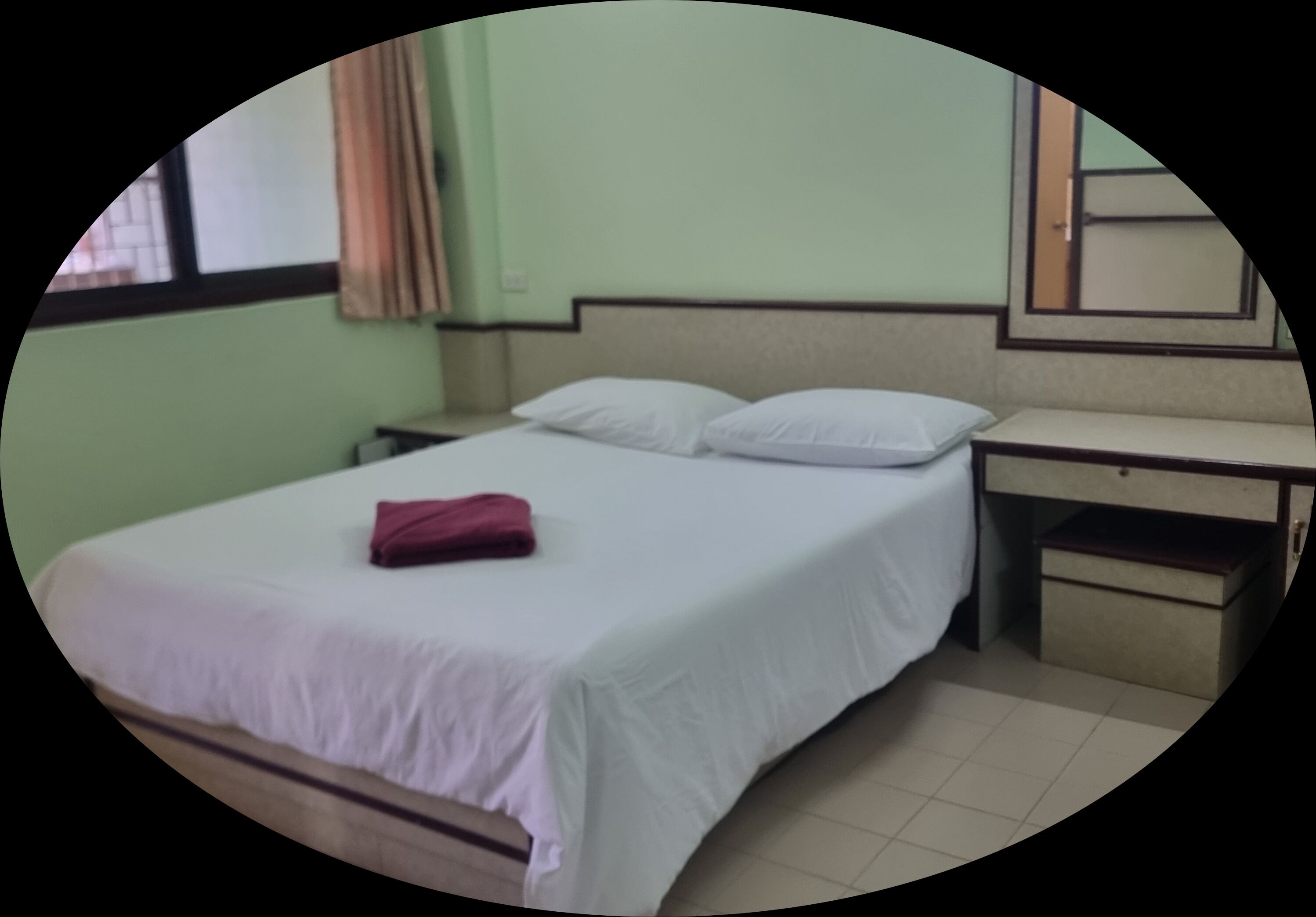 Yhden hengen huone, 1 suuri yhden hengen sänky, tupakointi kielletty, ilmastointi