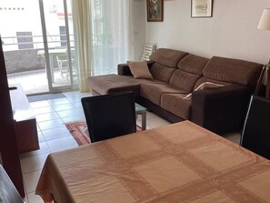 Living area - Spacious apartment, air-conditioned - 4 guests (Canet-Plage)