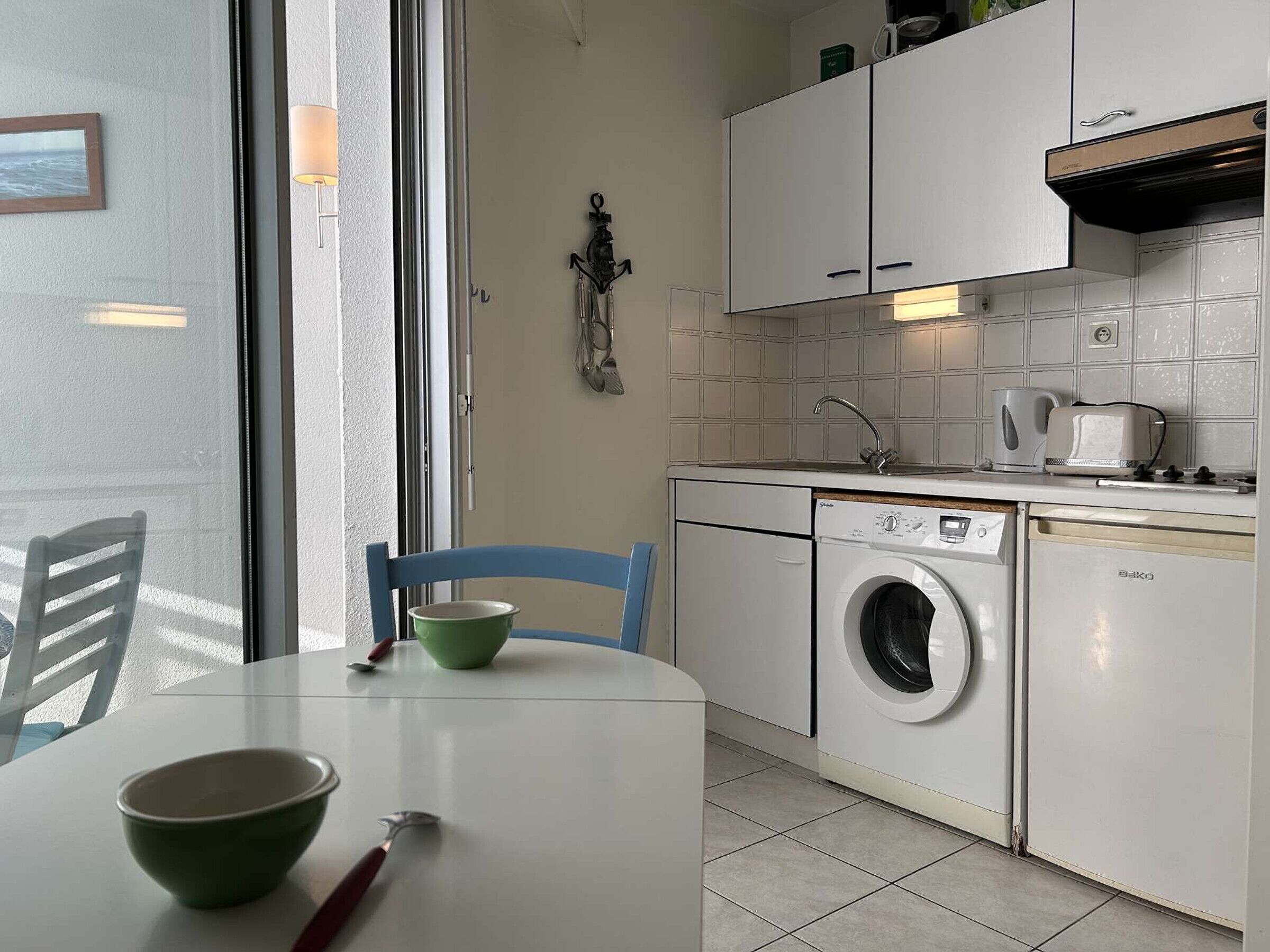 Cafetière/bouilloire, réfrigérateur, micro-ondes, plaque de cuisson