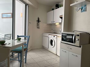 Refrigerador, microondas, parrilla de estufa y cafetera y tetera 