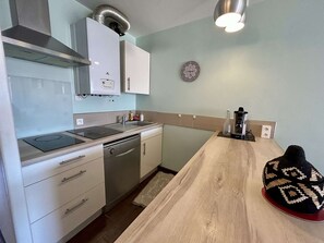 Een koelkast, een magnetron, een oven, een vaatwasser