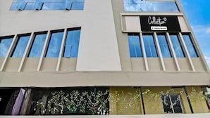 En moderne bygning med et skilt, der viser 'Collection Company-Serviced'.