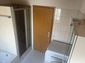 Douche, sĂšche-cheveux, serviettes fournies, papier toilette
