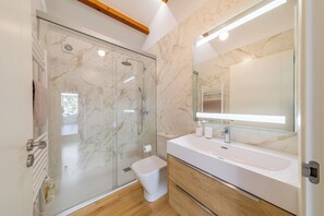 Shower, hair dryer, towels, soap - Casa de la Torre, sea views, Ría de Muros (Muros)