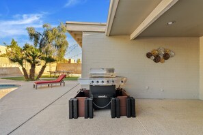 Terrace/patio - Resort-Style Oasis  Heated Pool, Spa & Game Yard (Mesa)