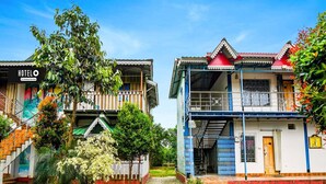 Dos edificios con balcones, una escalera y un letrero que dice 'HOTEL'.