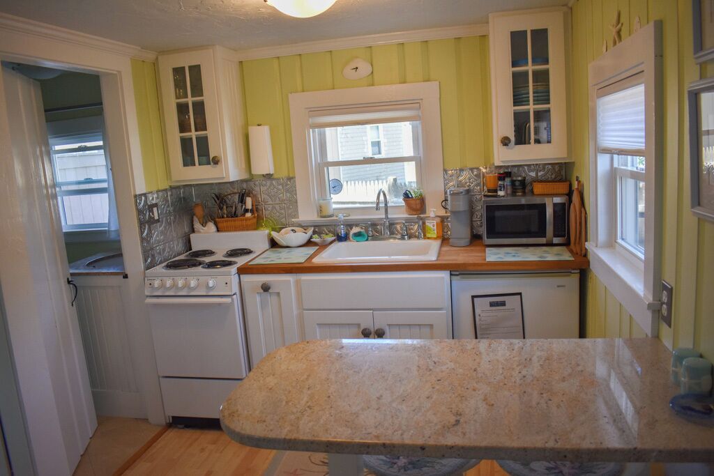Coffee/tea maker, fridge, microwave, oven