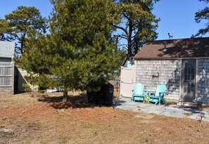 Terrace/patio - Escape to this charming 1-bedroom Cape cottage, .4 miles to the beach (Dennis Port)