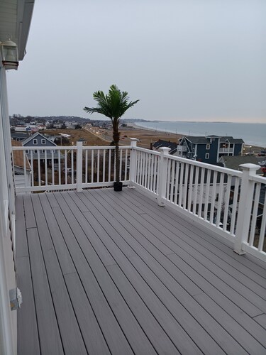 DIRECT OCEAN VIEWS 36 FT DECK Spacious 4-bedroom condo in superb Hull with AC