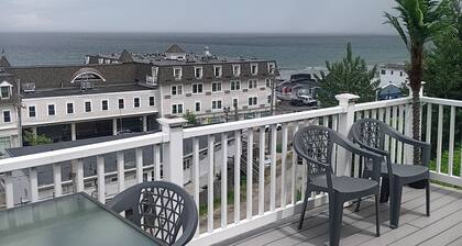 DIRECT OCEAN VIEWS 36 FT DECK Spacious 4-bedroom condo in superb Hull with AC