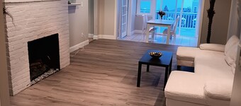 DIRECT OCEAN VIEWS 36 FT DECK Spacious 4-bedroom condo in superb Hull with AC