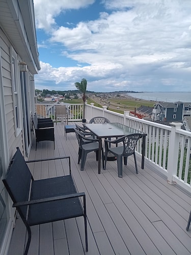 DIRECT OCEAN VIEWS 36 FT DECK Spacious 4-bedroom condo in superb Hull with AC