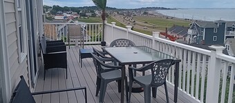 DIRECT OCEAN VIEWS 36 FT DECK Spacious 4-bedroom condo in superb Hull with AC