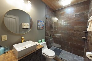 Shower, towels - Modern Mountain Retreat on Sugar Mtn 3 King Suites-Near Slopes and Banner Elk (Sugar Mountain)