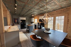 Fridge, microwave, oven, stovetop - Modern Mountain Retreat on Sugar Mtn 3 King Suites-Near Slopes and Banner Elk (Sugar Mountain)