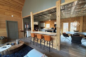 Smart TV, fireplace - Modern Mountain Retreat on Sugar Mtn 3 King Suites-Near Slopes and Banner Elk (Sugar Mountain)