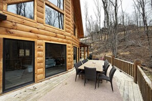 Outdoor dining - Modern Mountain Retreat on Sugar Mtn 3 King Suites-Near Slopes and Banner Elk (Sugar Mountain)