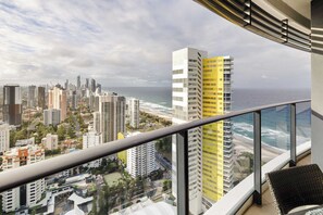 Property grounds - Oracle Lvl 36 Skyhome 3BR Ocean Views (Broadbeach)