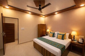 Hypo-allergenic bedding, desk, laptop workspace, soundproofing - Hotel Kasa Nest (New Delhi)