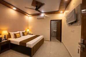 Hypo-allergenic bedding, desk, laptop workspace, soundproofing - Hotel Kasa Nest (New Delhi)