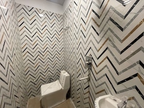 Deluxe Double Room, City View | Bathroom - Hotel Kasa Nest (New Delhi)