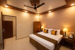 Hypo-allergenic bedding, desk, laptop workspace, soundproofing - Hotel Kasa Nest (New Delhi)