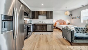Een moderne keuken met roestvrijstalen apparatuur, houten kastjes en een centraal eiland.