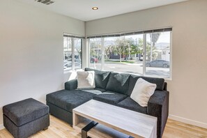 Interior - Studio Tours & Universal Fun! Burbank Family Home (Burbank)