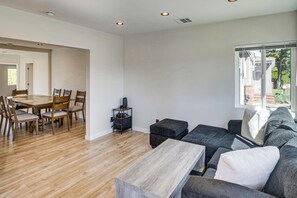 Interior - Studio Tours & Universal Fun! Burbank Family Home (Burbank)