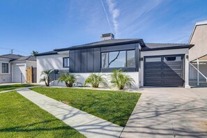 Interior - Studio Tours & Universal Fun! Burbank Family Home (Burbank)