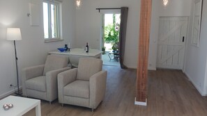 Interior - Le Sommet. Rural setting with beautiful views of the Morvan hills (Préporché)