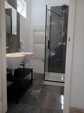 Shower, hair dryer, soap, toilet paper - Le Sommet. Rural setting with beautiful views of the Morvan hills (Préporché)
