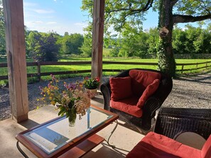 Terrace/patio - Le Sommet. Rural setting with beautiful views of the Morvan hills (Préporché)