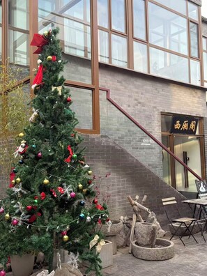 Habitación básica doble, vista a la colina | Restaurante al aire libre
