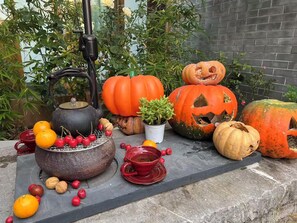 Habitación básica doble, vista a la colina | Alimentos y bebidas