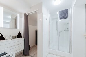 Dusj, hårføner, håndklær og såpe