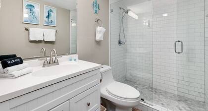 Steps From Beach Condo With Pool and Hot Tub