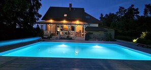 A house with a swimming pool, a covered patio, and a garage. - 10-guest Holiday Villa With Private Pool (Szemud)