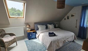 A bedroom with a bed, a nightstand, a chair, a window, and a hanging basket. - 10-guest Holiday Villa With Private Pool (Szemud)