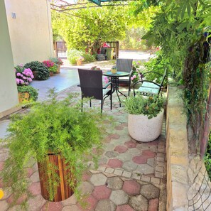 Terrace/patio - Deluxe 3-bedroom penthouse with pool 4-min walk to beach in Kaštel Novi (Kaštel Novi)