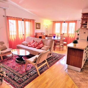 Living area - Deluxe 3-bedroom penthouse with pool 4-min walk to beach in Kaštel Novi (Kaštel Novi)