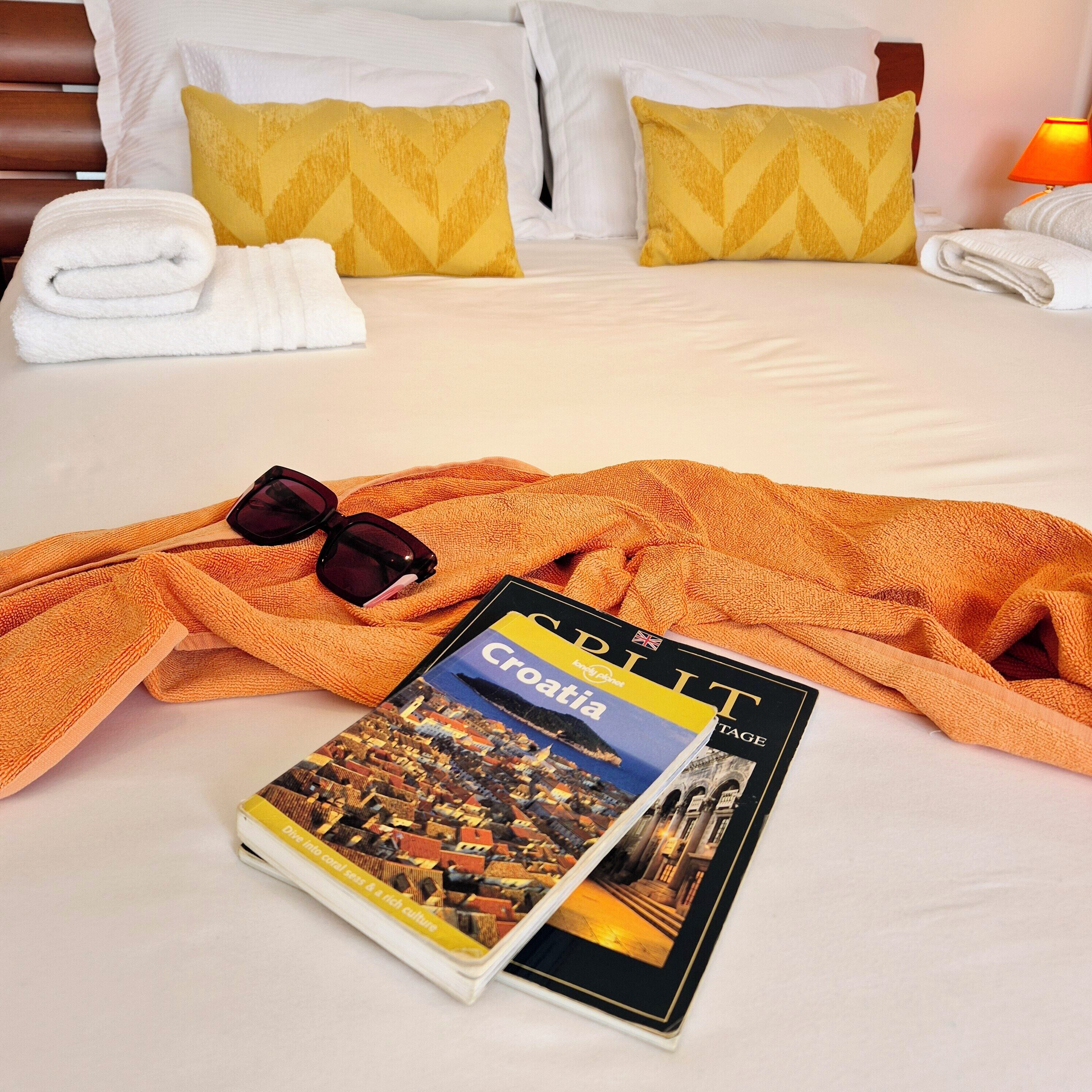 3 dormitorios, caja fuerte, escritorio y tabla de planchar con plancha