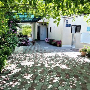 Property grounds - Deluxe 3-bedroom penthouse with pool 4-min walk to beach in Kaštel Novi (Kaštel Novi)