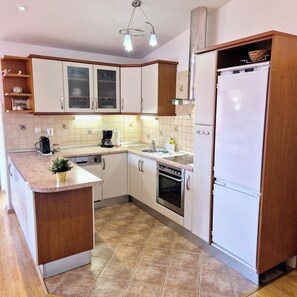 Private kitchen - Deluxe 3-bedroom penthouse with pool 4-min walk to beach in Kaštel Novi (Kaštel Novi)
